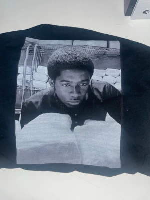 Svart t-shirt med tryck från OneWear - Svart t-shirt från OneWear i storlek. M bra skick och väldigt fräsch säljer den för att den är för stor för mig lägg gärna något bud 