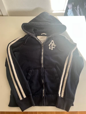 Abercrombie & Fitch zip hoodie (sällsynt) vintage  - Riktigt snygg vintage Abercrombie & fitch zip hoodie i storlek M. Fint skick inga fel. Pris endast 468 kr kom gärna med frågor och prisförslag mer i min profil rabatt vid flera 😁✌️