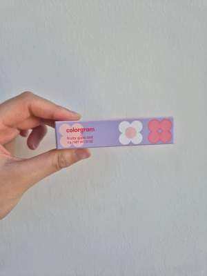 Colorgram Fruity Glass Tint läppglans 07 shy guava - Colorgram Fruity Glass Tint är ett läppglans i en söt lila förpackning. Oanvänd, oplomberad. 