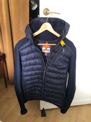 Parajumpers Nolan Mesh Hooded Hybrid Navy - Parajumper jacka säljes pga att den blivit för liten! Passar perfekt till vår och sena sommarkvällar☀️. Skick 9,5/10 inga defekter finns! Nypris 4499 mitt pris 1500 bäst pris just nu! Bara höra av sig vid frågor!😃