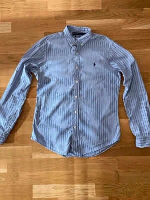 Ralph Lauren skjorta - Blå Ralph Lauren skjorta, storlek M slim fit. Lite schysstare för sommaren! Hör av er vid frågor🥂