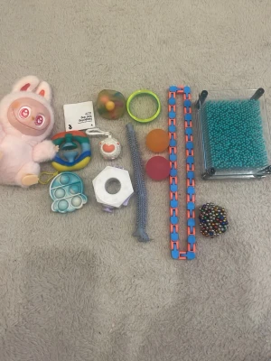 Massa fidget toys  - Massa random fidget toys, roliga och bra för stress