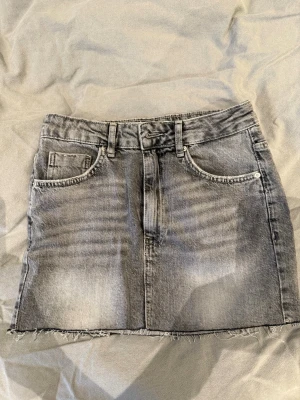 Jeanskjol från Pull&Bear 💗 - Säljer denna kjol då den inte kommer till användning. Kjolen är i storlek S och är i princip helt oanvänd 💕 Kan skicka fler bilder om så önskas 😇