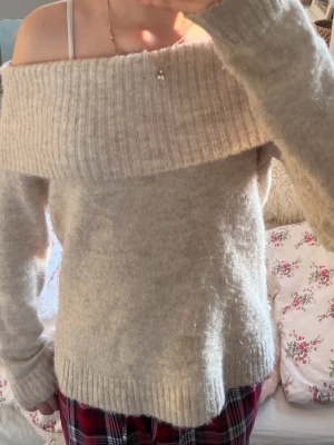 Snygg of shoulder tröja - Har ett litet hål som lätt går o sys längst ner på högra ärmen😊. Storlek 158/164 men funkar jättebra för mig som vanligtvis har XS eller XXS.