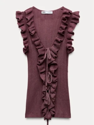 Vinröd volangtopp från Zara - Supersnygg vinröd topp från Zara är M men känns som S. Med volanger längs v-ringningen och framtill. Toppen har knytband framtill och är ärmlös med breda axelvolanger. Ribbad struktur i ett mjukt och luftigt material som känns lyxigt och trendigt. Superfin sommar eller vinter topp är också super fin för fester eller bara allmänt🩷