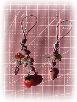 Whimsical nyckelringar - 100% handgjord av mig! Snälla kontakta innan du trycker på köp nu, ifall de redan har blivit såld på en annan app🫶🏼 kontakta och säg vilken du vill ha! Fisken är billigare!! #trinket #y2k #alt #emo #goth #anime #kpop #scene #whimsical #fairy #fairycore #fairygrunge #kawaii #coquette #sanrio #juminocore #shoujo #swag #mlp #mylittlepony #bluelock #saikik #demonslayer #naruto #jujutsukaisen #jjk #sommar #grunge #chic #scene #gyaru 