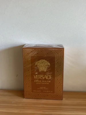 Versace Eros najim Pour homme - Versace Eros bakom Pour homme. önskade mig Versace Eros energy och min kompis köpte fel 😑 han slängde kvittot eftersom han trodde det var den jag önskade så nu säljer jag den. Oöppnad