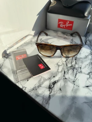 Rayban solglasögon  - Sprillans nya raybans! Bästa investeringen som passar till alla årstider! Modell 4147 710/51! Storlek:56! Vid minsta fundering kontakta mig!✔️