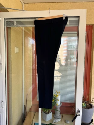 Banana Republic: blå byxor storlek 0 - Blå  byxor från Banana Republic, modell The Sloan Fit. Byxorna har en klassisk design med figurnära passform. Material viskos, bomull och elestan. Stretch. Motsvarar stl.32/34. Litet sprund längst ner. 