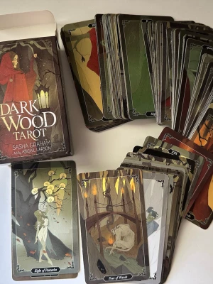 Tarotkort - Säljer en Dark Wood Tarotkortlek 
