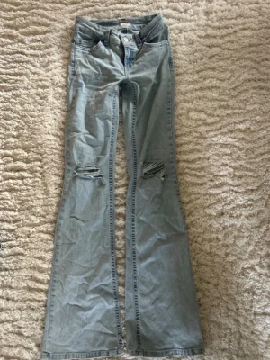 Ljus blåa jeans med hål - Ljus blåa bootcut jeans med hål ifrån  Nelly aldrig andvönda bara provade, skriv om några frågor Ny pris 699 Pris kan diskuteras