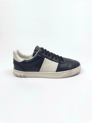 Valentino Flycrew sneakers - Valentino Garavani Flycrew sneakers. Storlek 39. Skick 9,5/10 - alla nitar sitter kvar. Nypris ca 8000kr. 100% autentiska.