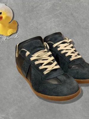 Blåa Maison Margiela gats - Säljer dessa maison margiella. De är äkta. Mycket bra skick. Box och allting kommer med. Det är storlek 38, men passar 39; innermåt är 24,7cm