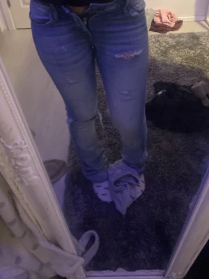 low waist Blå slitna jeans från crocker - blåa håliga bootcut jeans