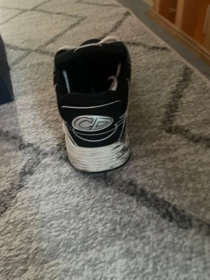 Svarta Dior B30 sneakers - Säljer ett par svarta Dior B27 sneakers med vita detaljer och CD-logga på sidan och hälen. Skorna har en chunky vit sula och är tillverkade i en mix av läder och textil. Snygg kontrast mellan svart och vitt, perfekta för dig som gillar streetwear och exklusiva märken.