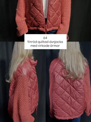 Vinröd quiltad dunjacka med virkade ärmar - Skit snygg jacka från second layer bc, 