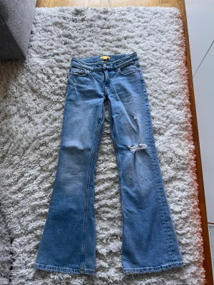 Super snygga jeans från Gina  - Ett par super snygga jeans med hål i från Gina, storlek 146/152. När jag köpte från Sellpy var dom sydda från förra ägaren så dom sitter lite tajtare runt låren.