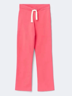 Mjukisbyxor - Jag säljer dess mjukis byxor ifårn Gina Tricot då jag ej gillade hur dom satt på mig. Anledningen till varför jag inte skickade tillbaka dom istället var för att jag glömde av det och nu har de bara legat i mitt rum. Dom är i tall och inte super lågmidjade men heller inte högmidjade!! Jag är 165, dom passade i längden men inte i midjan på mig. De kostar 299kr att köpa nytt, jag säljer för 220kr!! Vid frågor, kontakta mig:)