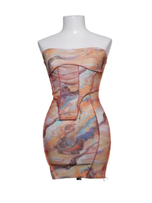 Färgglad tubklänning med mönster - Säljer en kort, ärmlös tubklänning med färgstarkt abstrakt mönster i orange, blått, lila och beige. Klänningen har en figurnära passform och är sydd i ett stretchigt syntetmaterial. Perfekt för dig som gillar unika plagg med mycket färg.