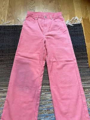 Rosa manchesterbyxor  - Ljusrosa manchesterbyxor köpta på Monki. De är inte använda men de är däremot uppsydda i byxbenen eftersom att de var för korta för mig. När jag skulle ta bild så märkte jag en jätteliten fläck på benet men det verkar vara smuts som går bort i tvätten! Hör av dig om du undrar nåt🌸