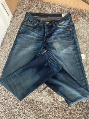 G-Star Raw 3301 blå jeans - Riktigt skönt par g star raw jeans, otroligt snygg fade och sitter väldigt snyggt. Mellan slim och raka jeans i storlek w30 l34 skriv vid frågor och intresse 