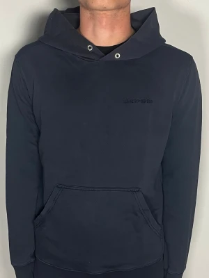 J.Lindeberg hoodie - Säljer en ritkigt snygg och trendig J.Lindeberg hoodie i fint skick, storlek S, vid frågor är det bara att skriva //Gramenti