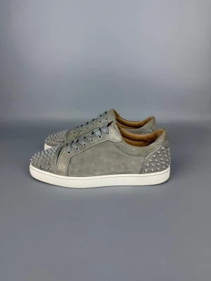 Christian Louboutin Seavaste Spikes Sneaker Grey - • The shoes have been gently used and are in very good condition • Size: 43.5 (fits 44–44.5) • Color: Grey • Retail price: 9500 SEK / 795€ • No accessories