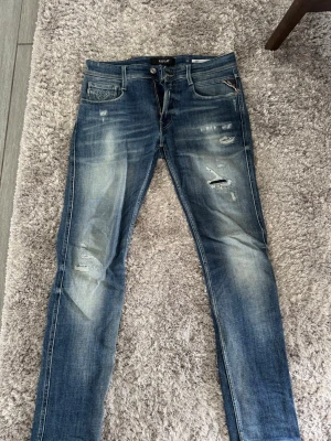 Replay jeans - Säljer ett par Replay jeans modell Abbass i storlek 32 32. Används ett par gånger 