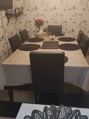 Matbord med 6 svarta stolar - Säljer en matgrupp med rektangulärt bord och sex svarta stolar i konstläder. Bordet har en ljus duk med broderat mönster och stolarna har raka ben och stoppad sits och rygg. Perfekt för middagar och häng med vänner. Det är bara och skriva om man bara vill köpa bordet/stolarna så får man ett nytt billigare pris! 💗
