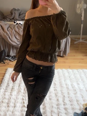 Off-shoulder topp - Snygg off-shoulder topp som är perfekt till sommaren! (Jag har en vit topp under)🥰