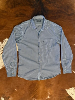 Polo RalphLauren PoloJeansCompany - Tjena! Säljer denna riktigt feta RalphLauren skjortan, fint skick och passar som large, hör av dig vid funderingar!🙌