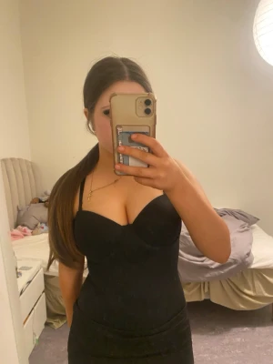Svart body - Säljer en svart body från shein i storlek xs inget är fel med den det är bara att den sitter lite för tajt på mig och det blir obekvämt att ha på sig den för mig för det syns mycket där framme. Och har haft på mig den typ 3 gånger. 