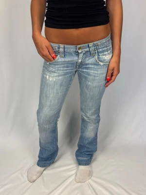 Lågmidjade Jeans - Lågmidjade Fornarina jeans | Size: 29 | Fint skick, välgjord lagning vid fotöppning (märks ej) | Modellen på bilderna är 168cm lång och väger 60kg | Mått: Ytterbenslängd: 100cm. Midjebredd: 40cm. Lårbredd: 28cm. Fotöppning: 20cm. Kontakta mig vid fler frågor eller funderingar!