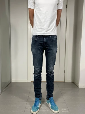 Replay Anbass Jeans - Säljer nu dessa Replay Anbass Jeans med mått: ca 39,5 cm o 106 cm, skriv för fler bilder/frågor🙌🏼
