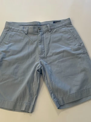 Ralph Lauren Polo ”Chinos” Shorts - Ljusblåa Ralph Lauren Shorts i ”chinos” material. Storlek 32