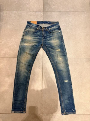 Dondup George - Dondup jeans George!!Trendigaste jeansen på marknaden Nypris=4000  Säljs för=799(Modellen har orginal slitningar från fabrik vilket gör jeansen mer populär och eftertraktad)