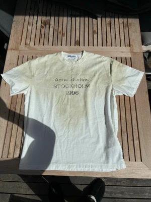 Vit Acne Studios t-shirt Stockholm - Vit t-shirt från Acne Studios med tryck, osäker över äkthet men bara att höra av sig om man har mer frågor 