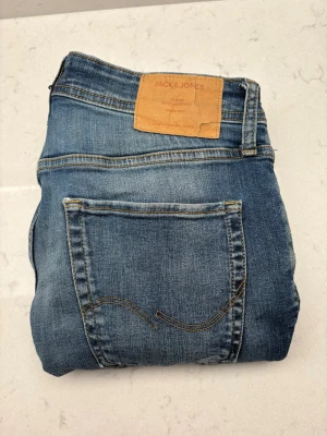Jack & Jones Jeans - Slitna men endå schyssta. Pris kan diskuteras.