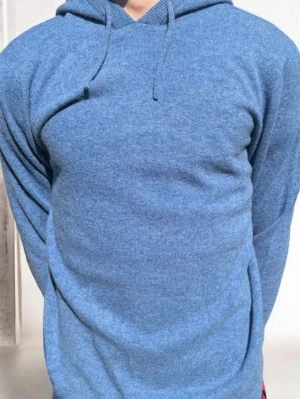 100% Merinoull Hoodie - Hej! Säljer en mycket fin blå stickad hoodie i 100% Högkvalitets Merinoull. Bra passform och oerhört skönt material. 10/10 skick, helt ny. Pris ej hugget i sten!