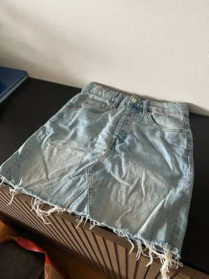 Jeanskjol - Kort jeanskjol i fin jeansfärg i mycket bra skick, från gina tricot. 💕
