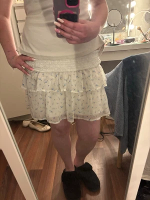 Mini kjol - Säljer denna kjol då den tyvärr inte kommer komma till användning nu i sommar. Är i mycket fint skick. Den är i storlek S men passar mig som har storlek M. Tror de skulle passa från storlek S och uppåt. Vid några frågor eller funderingar så är de bara att höra av sig. Pris kan diskuteras🩷