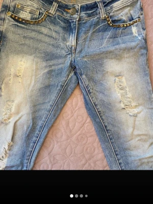 Snygga jeans  - Jätte snygga skinny jeans. Köpte för att jag skulle sy ut de men de var för korta😢😢 Skriv gärna om du vill veta mått!