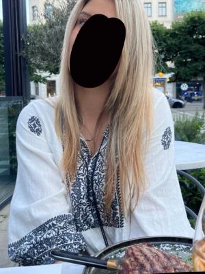 Vit blus - Säljer denna jätte söta somriga vita blus med blåa mönster ifrån Zara