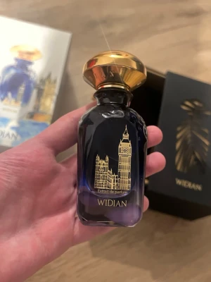 Widian London Extrait de Parfum 50ml - Säljer min Widian London Extrait de Parfum med originalbox.  En exklusiv nischdoft med en unik kombination av läder, hallon, tränoter och subtil sötma. Extrait-koncentrationen ger mycket lång hållbarhet och stark prestanda.  • 50ML flaska • Originalbox medföljer • Extrait de Parfum-koncentration • Skick enligt bilder