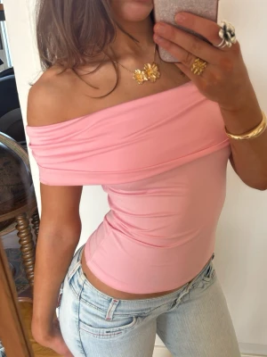 Offshoulder rosa topp - Så fin Offshoulder rosa topp❤️ OBS: ❗️Denna kommer säljas via budgivning i min Plick Live show + caia giveaway den 27e Augusti kl 20.00, så denna går inte att köpa nu. Men skriv gärna om ni har frågor. Jag är 168 och det är mina bilder💖 