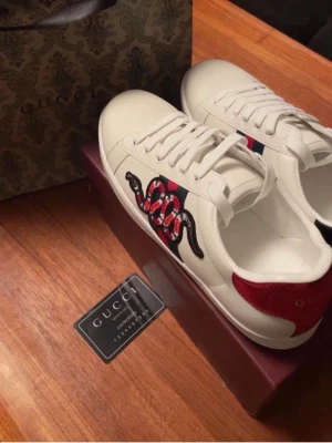 Gucci Ace skor - Nu säljer jag ett par fräscha Gucci Ace, skön comfort Box, kort, bag samt allt og medföljer självklart!                             - Storlek 43 pris sitter inte i sten, tveka inte att höra av dig. 