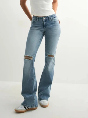 Blåa jeans - Supersnygga blåa jeans från nelly i storlek 34, aldrig använda!
