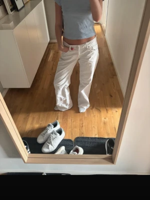 Zara jeans - Säljer dessa som ja köpte på vinted men va för stora tyvärr, hon ja köpte av har klippt de så passar nån som är 160+💞 lite smutsiga längst ner men men går säkert bort i tvätt.