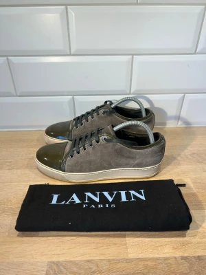 Lanvin Skor - Lanvins i mycket bra skick med nya snören | Storlek: uk6 = 40 passar 41 | Ingår: Dust bag | Vid frågor eller diskussion om pris är det bara att skriva✍🏼| Frakt inom 48h📦