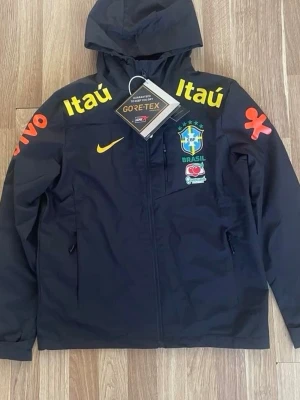 Brazilian windbreaker - En svart brazilian windbreaker,helt ny. Perfect condition och inte använt. Är äkta.